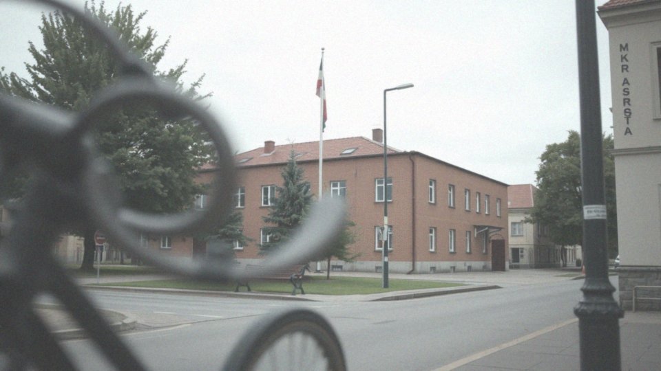 Gdzie można uzyskać więcej informacji o przepisach dotyczących amstaffów?