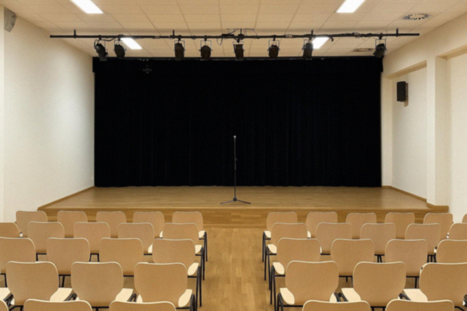 Nowy Program Komediowy „Kobieta Idealna” na Scenie Teatralnej w Strzelcach Opolskich